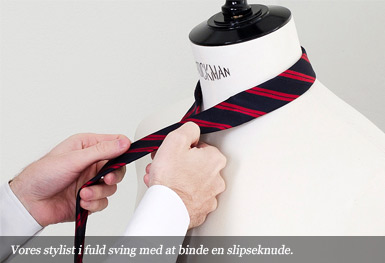 Vores stylist i fuld sving med at binde en slipseknude Vores stylist i fuld sving med at binde en slipseknude
